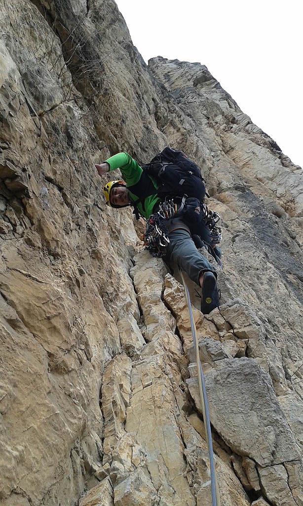 2015-03-29 13.11.12.jpg - Matteo su un bel diedro atletico